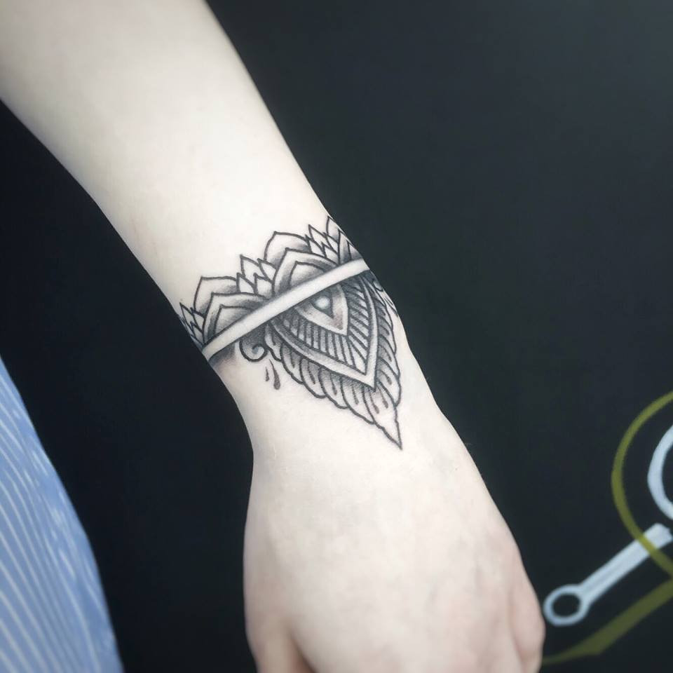 Женские на запястье черно-белые, фото - Тату салон Maskot Tattoo