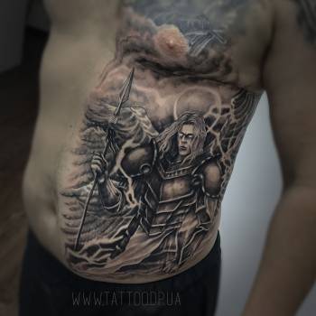 Тату воина в латах. Черно белое исполнение татуировки. Масте