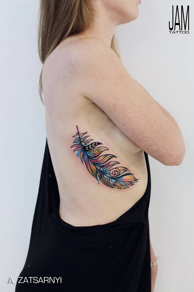 Перо на ребрах, фото - Тату салон Jam Tattoo