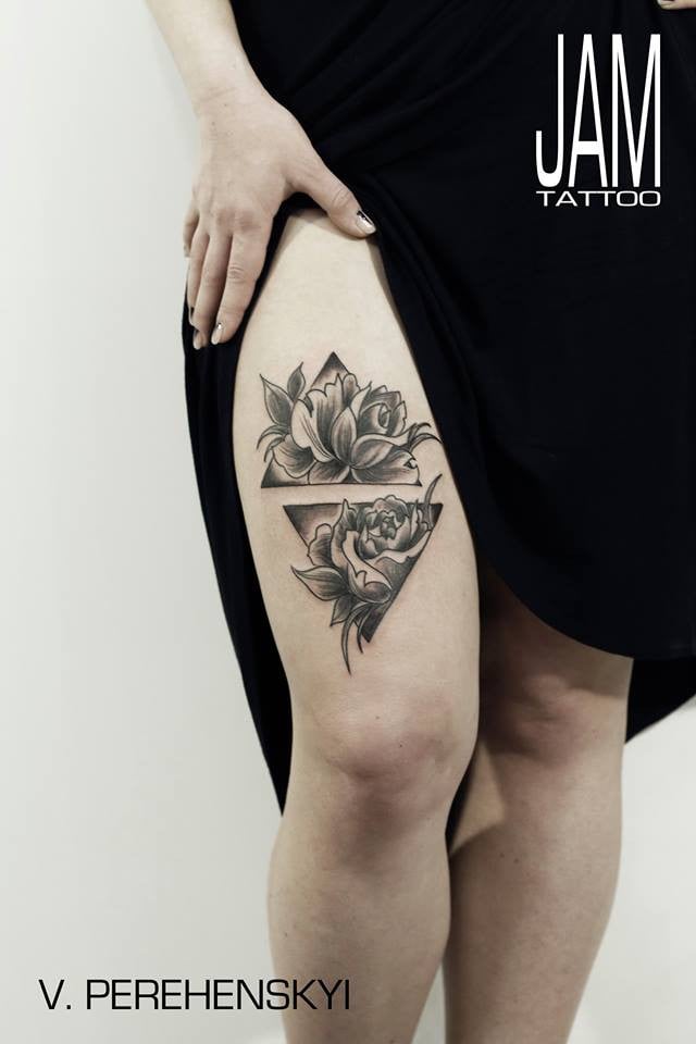 Для дівчат чорно-білі квіти, фото - Тату салон Jam Tattoo