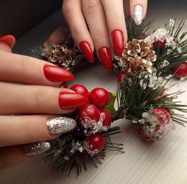 Красный маникюр миндаль с серебром, фото -  Nails room