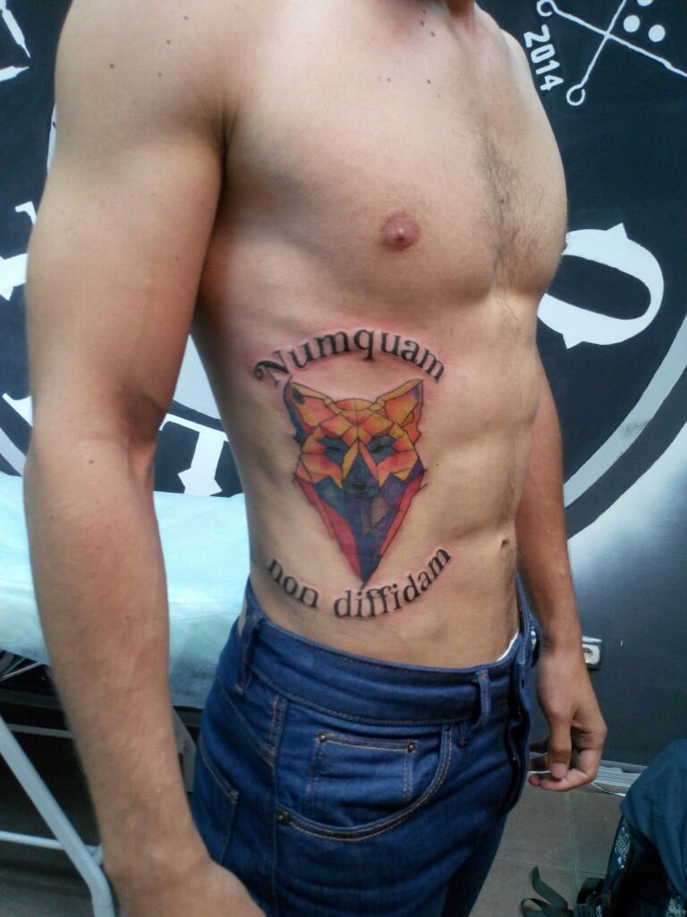 Мужские цветные надпись, фото -  BeeTattoo