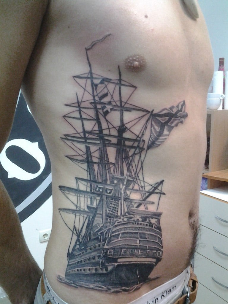 Корабль на ребрах, фото -  BeeTattoo