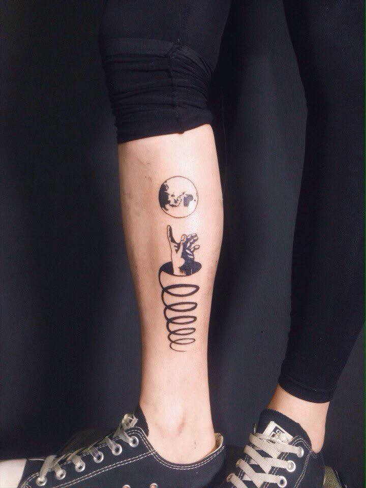 Женские на ноге черно-белые, фото - Тату салон Young Blood Tattoo