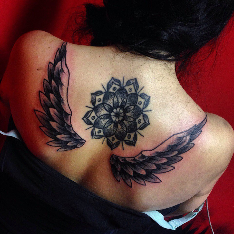 Для дівчат чорно-білі на спині, фото -  Шиза Tattoo
