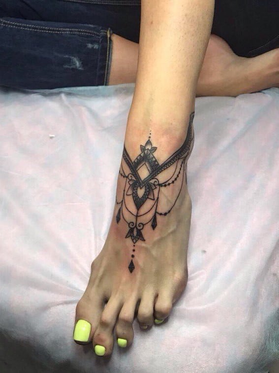 Для дівчат на нозі чорно-білі, фото -  Шиза Tattoo