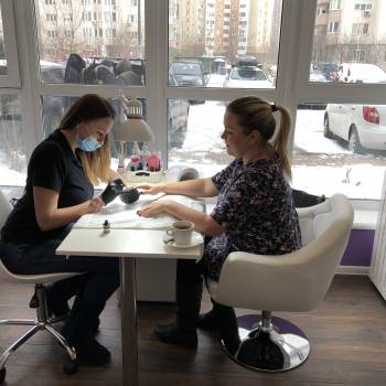 оформление бровей, наращивание ресниц