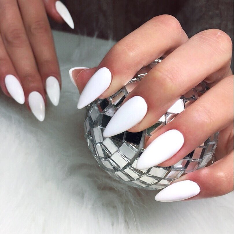 Білий манікюр на довгі нігті однотонний (монохромний), фото -  Mini Manicure
