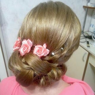 Укладка волос золотистый блонд прическа пучок, фото -  Александра