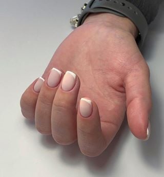 Классический маникюр на короткие ногти нежный, фото -  On Nail