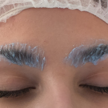 Ламинирование бровей проходит в несколько этапов. Нанесение