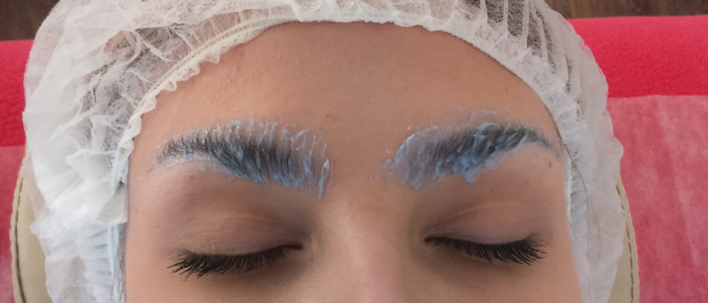 Ламинирование бровей проходит в несколько этапов. Нанесение, фото - Мастер маникюра Татьяна Амбалова