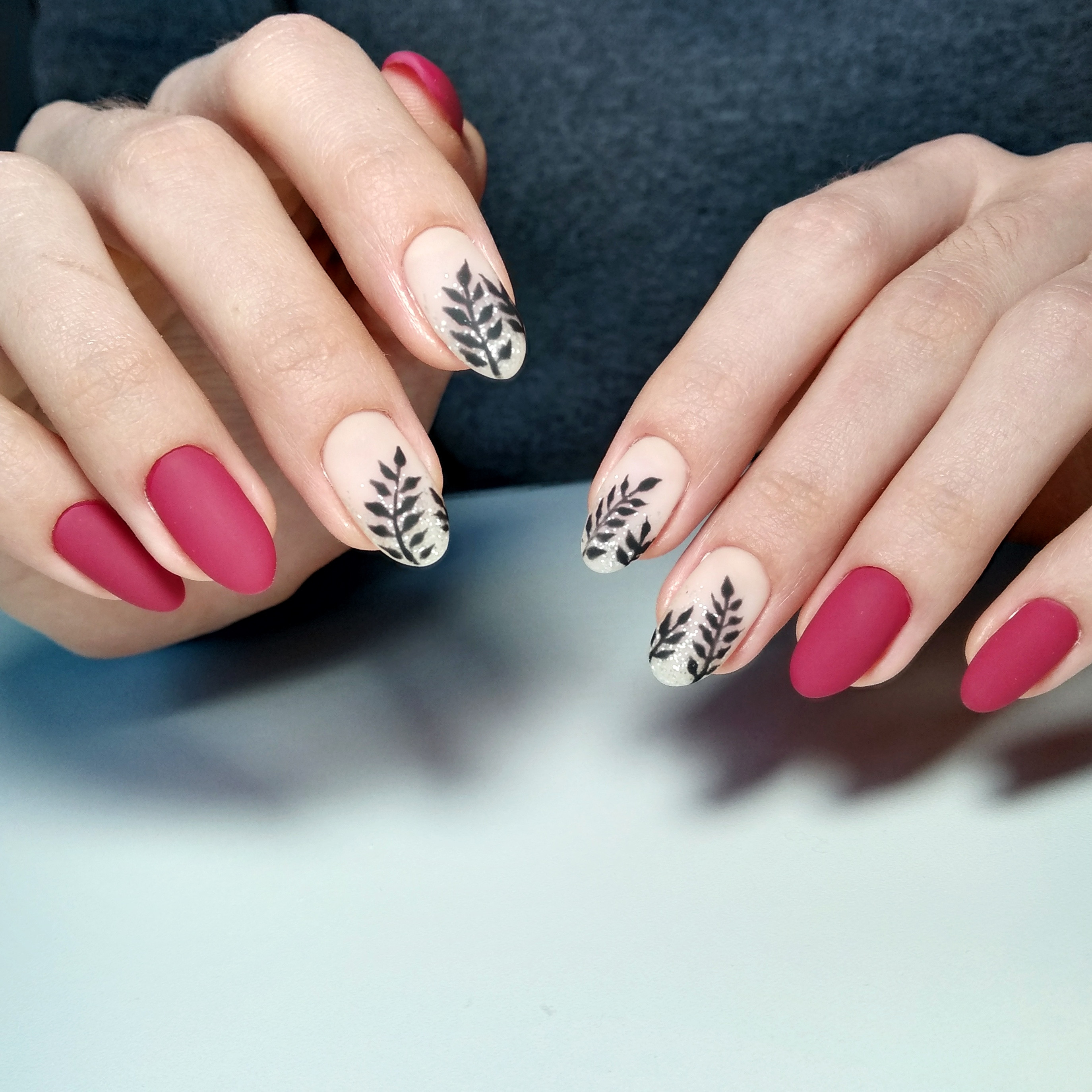 Маникюр с рисунком миндаль бордовый, фото - Ногтевая студия Holy Nails