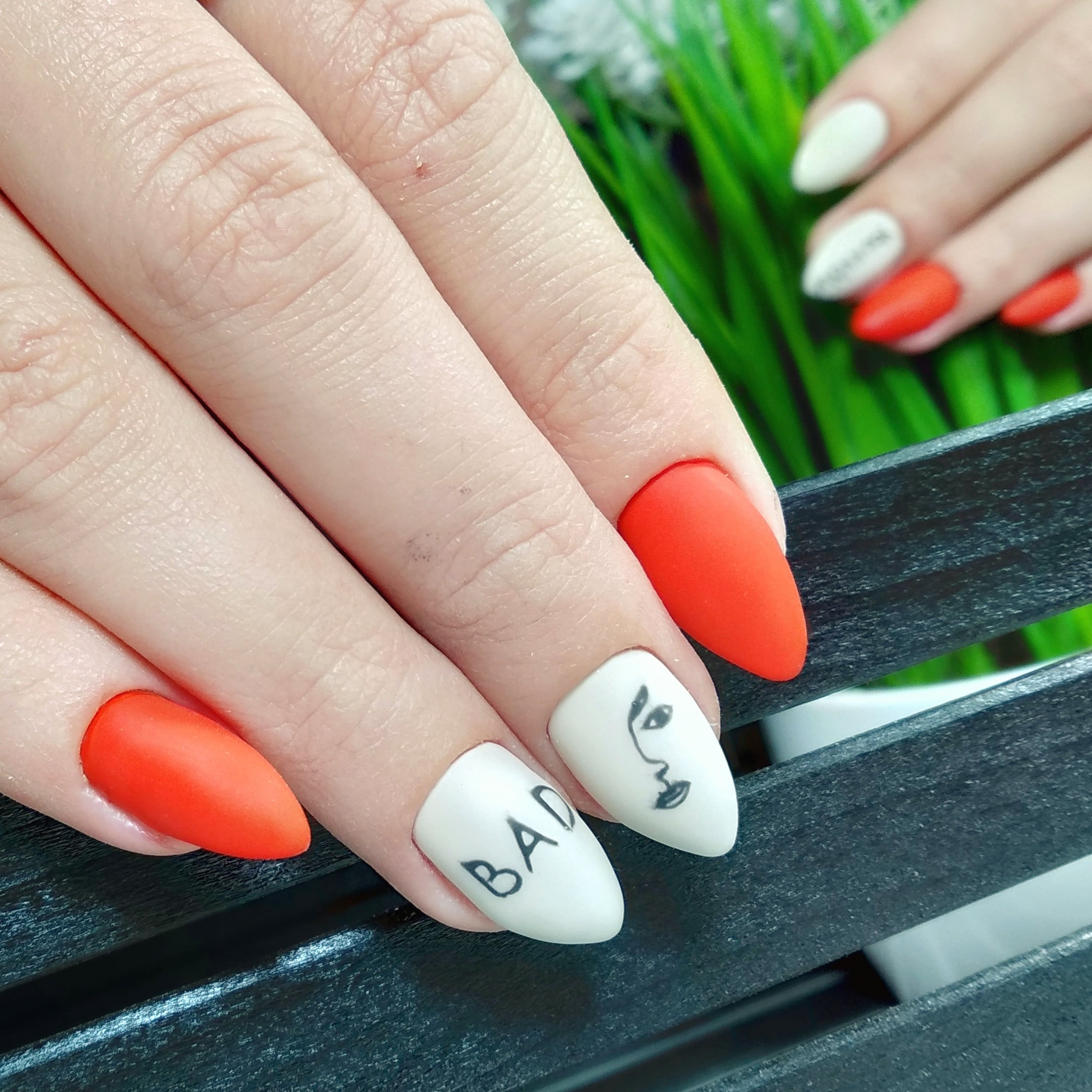 Белый маникюр с рисунком яркий, фото - Ногтевая студия Holy Nails