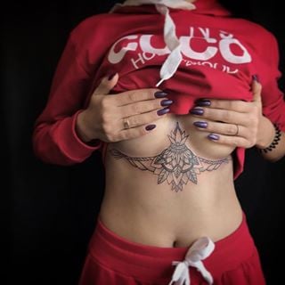 Для дівчат під грудьми між, фото - Тату майстер Александра