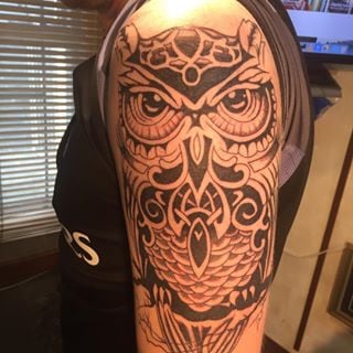 На плече сова, фото - Тату салон Totem