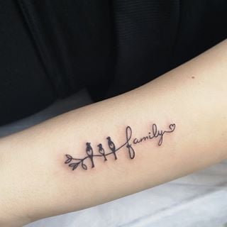На передпліччі напис птах, фото - Тату салон Agora Art Club
