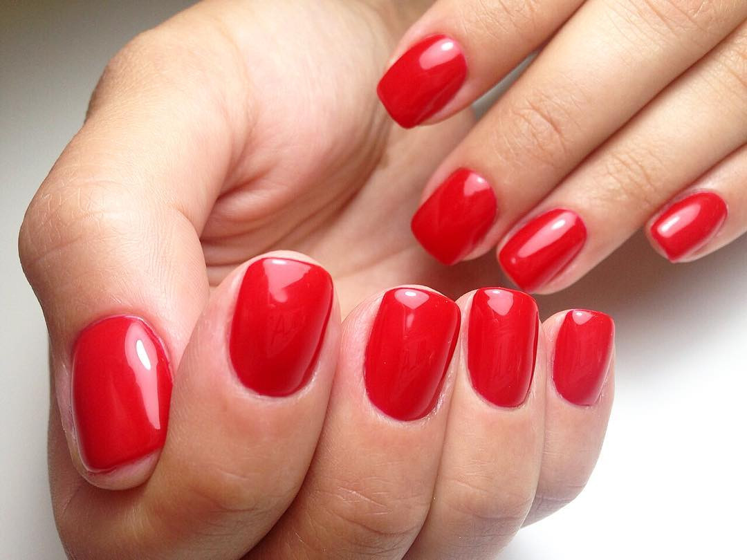 Класичний манікюр червоний на короткі нігті, фото -  OLA Shumi Hair Style