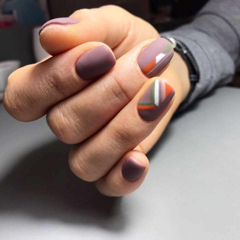 Матовый маникюр геометрия с акцентом на один ноготь, фото -  High Five