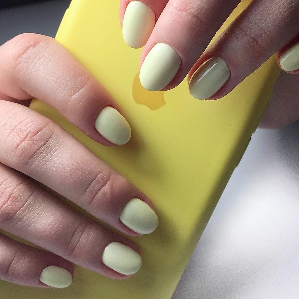 Жовтий манікюр у пастельних тонах світлий, фото -  Nails & Cocktails