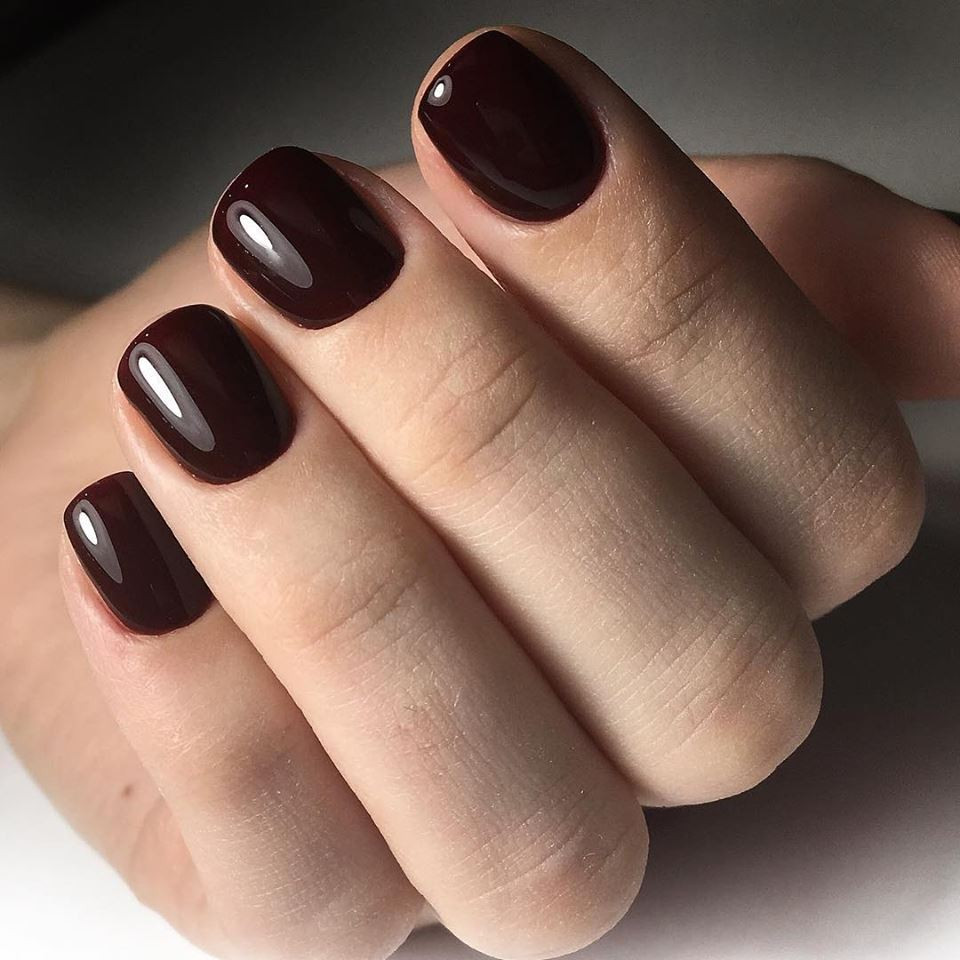 Бордовый маникюр однотонный (монохромный) темный, фото -  Nails & Cocktails