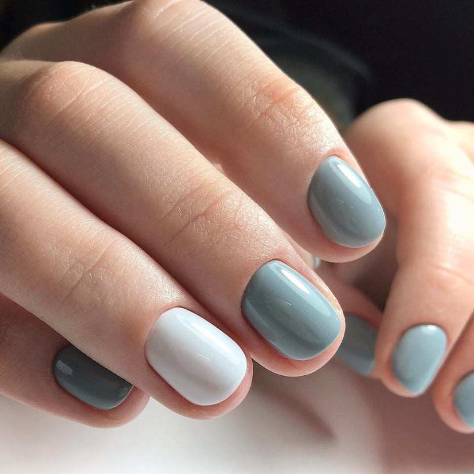 Белый маникюр на короткие ногти серый, фото -  Nails & Cocktails