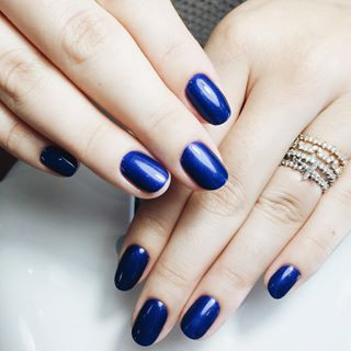 Синій манікюр однотонний (монохромний) на овальні нігті, фото -  True Colours