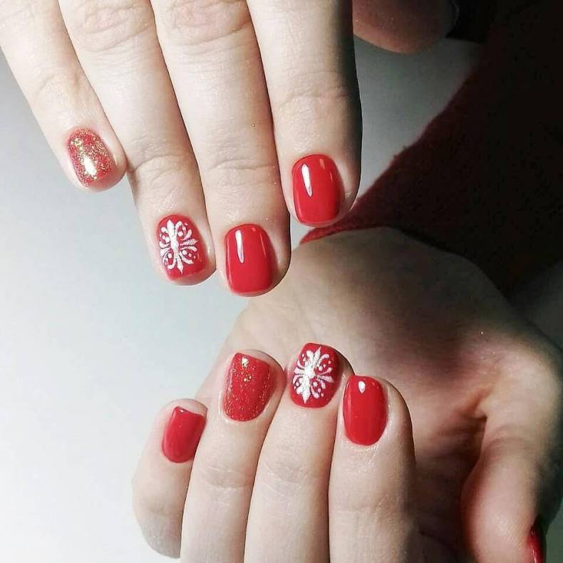 Красный маникюр на короткие ногти новогодний, фото - Студия красоты Star nail studio