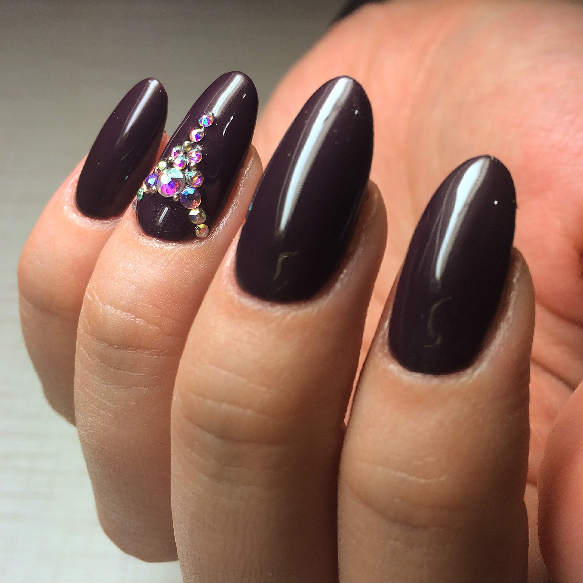 Манікюр зі стразами темний зухвалий, фото - Майстер манікюру Эльвира Саливон