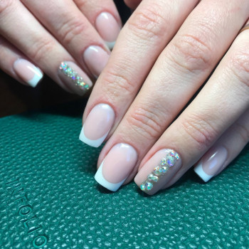Французький манікюр зі стразами френч, фото - Майстер манікюру Эльвира Саливон