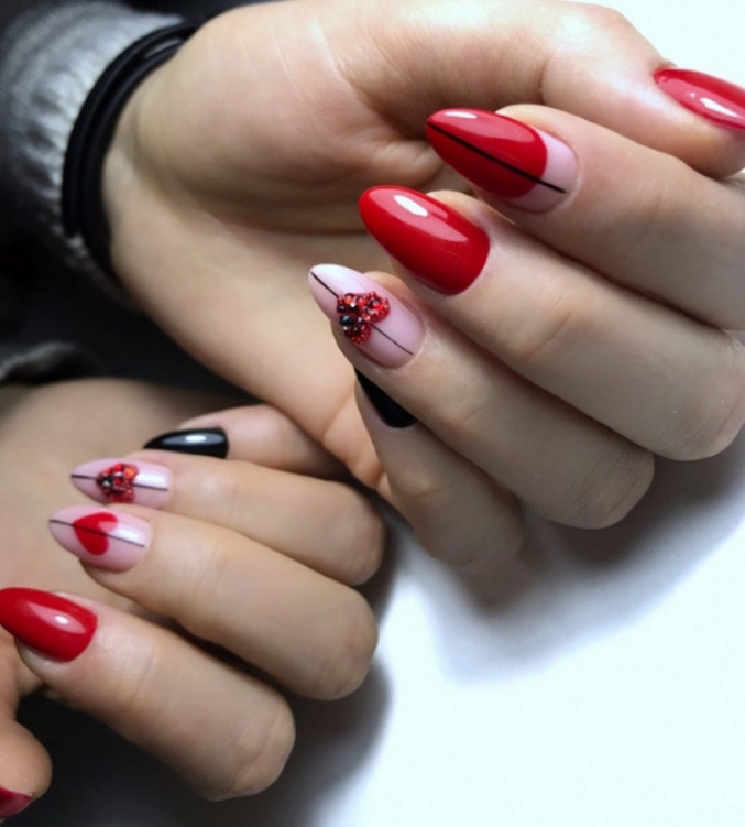 Червоний манікюр чорний із серцями, фото - Нігтьова студія Nail Art Studio