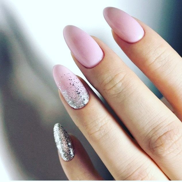 Нежный маникюр с блестками миндаль, фото - Ногтевая студия Nail Art Studio