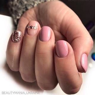 Ніжний манікюр з блискітками рожевий, фото -  Beautymania