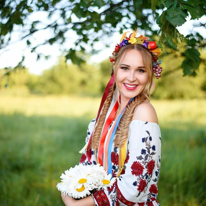 Фотосесія на природі у парку в українському стилі, фото -  Виктория Будняк