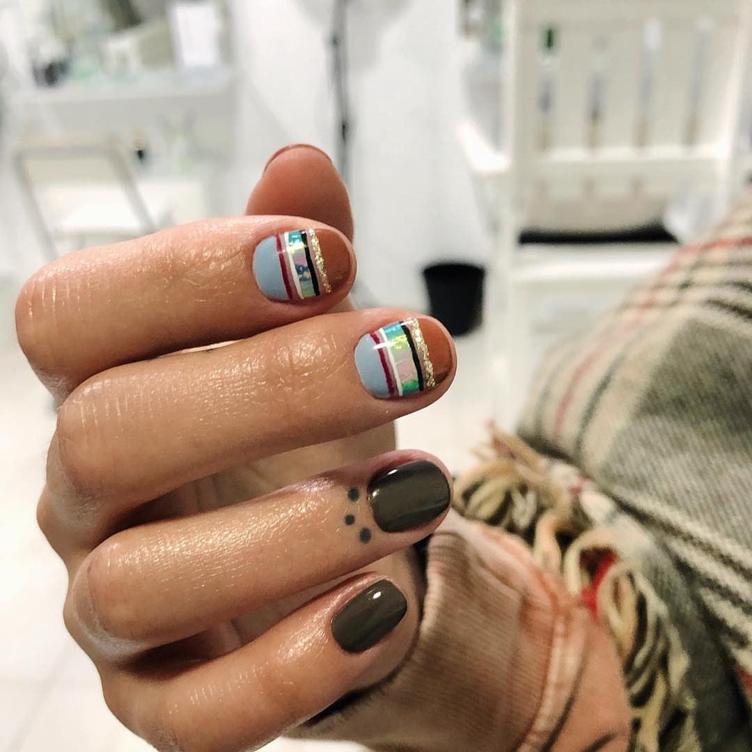 Манікюр з малюнком різнокольоровий геометрія, фото -  Soho Beauty Bar