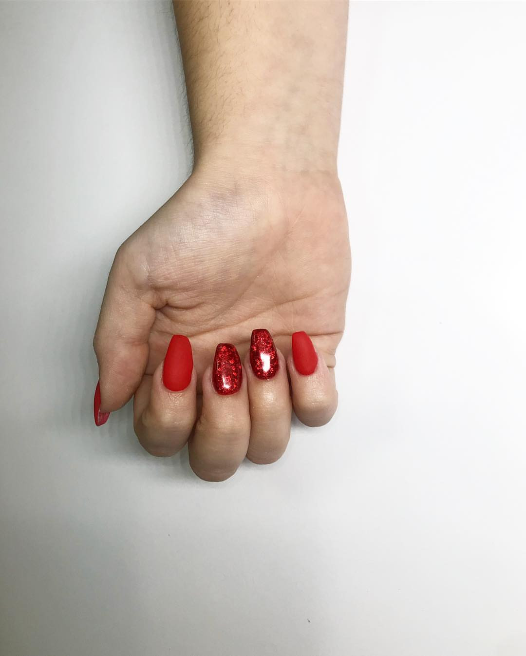 Красный маникюр с блестками матовый, фото -  Nails Lounge