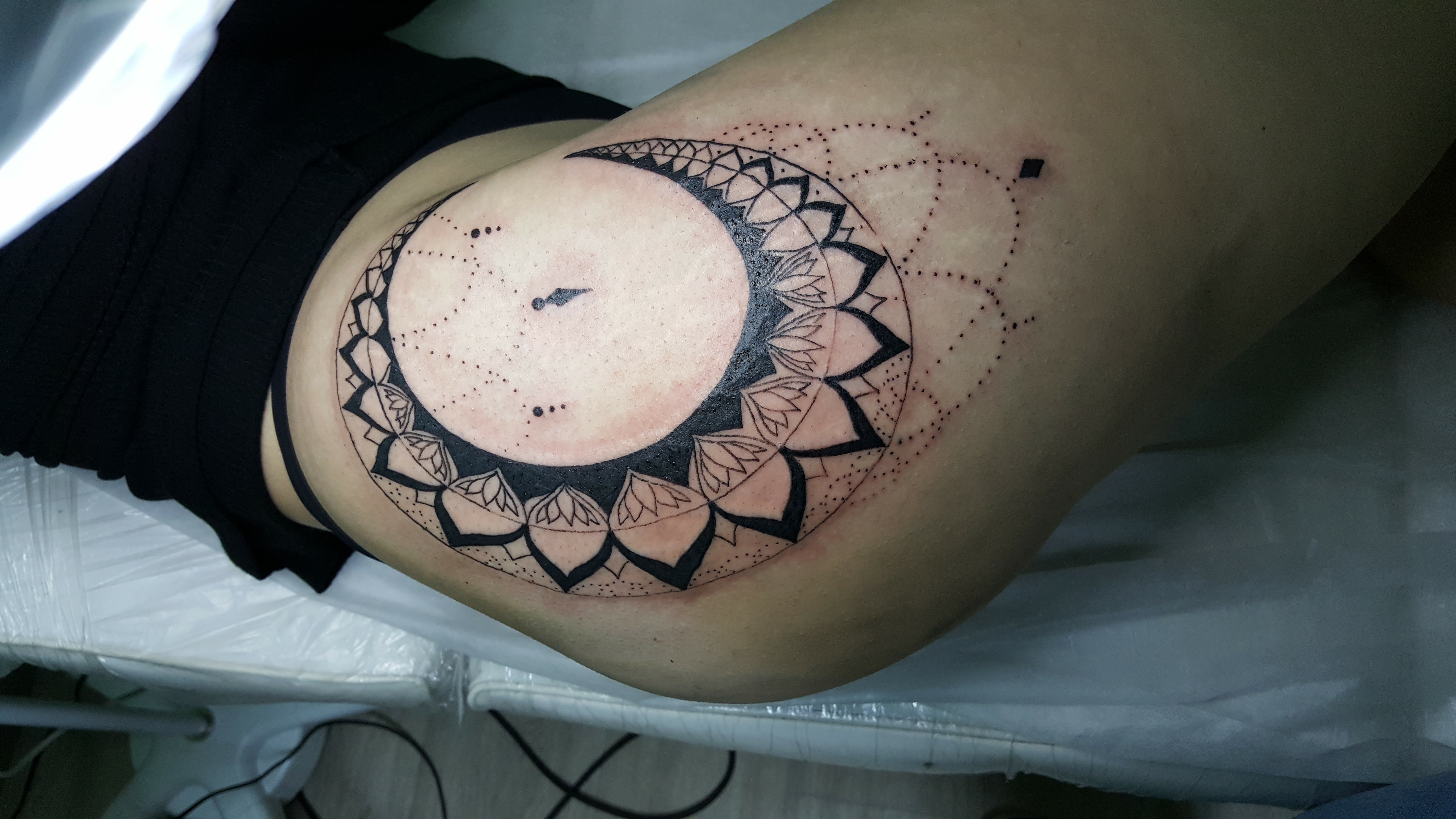 Женские черно-белые на бедре, фото - Мастер по пирсингу Ника Чухрай