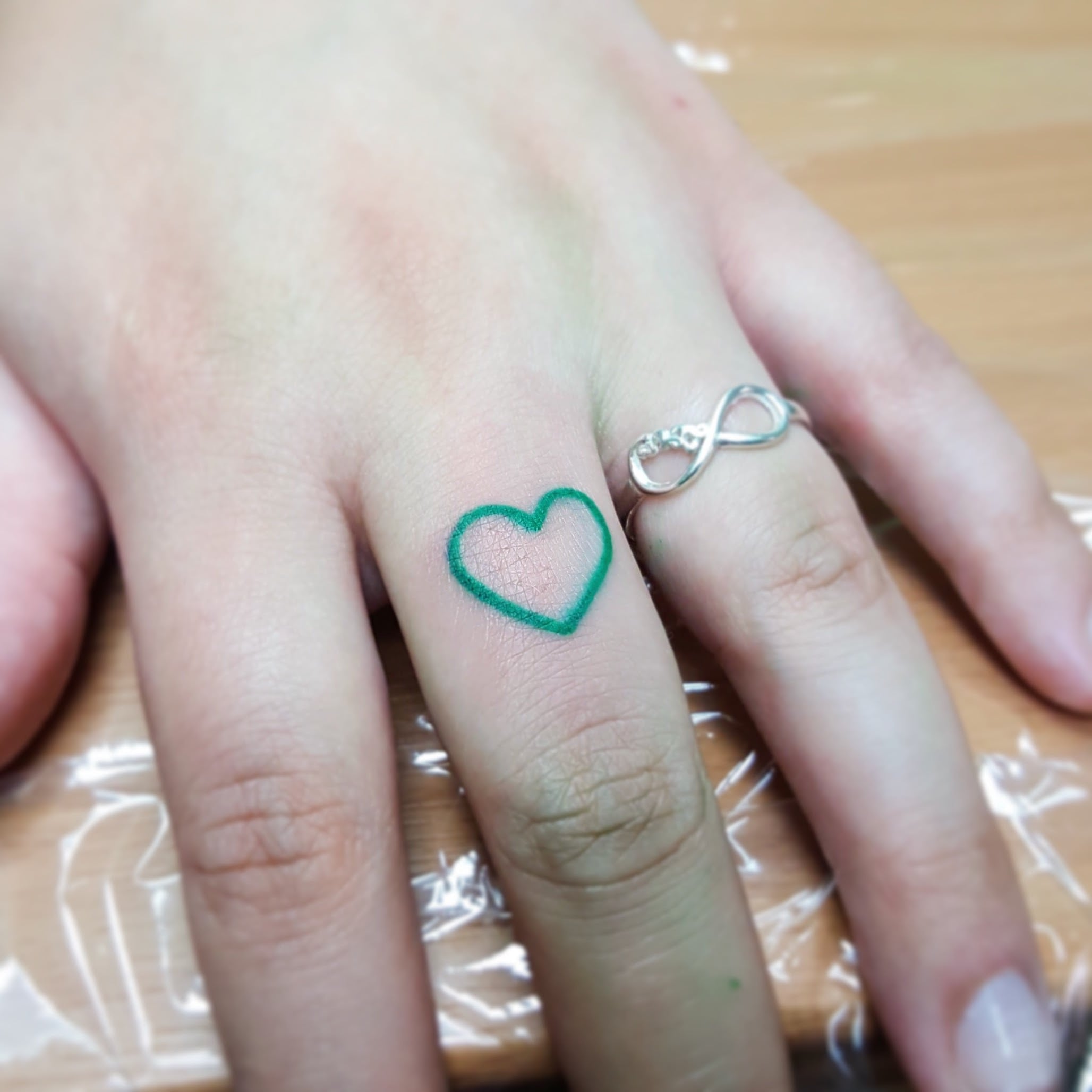 Женские на пальцах цветные, фото - Мастер по пирсингу Ника Чухрай