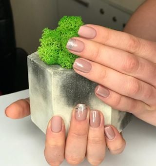 Нюдовый маникюр бежевый с серебром, фото -  LeMark