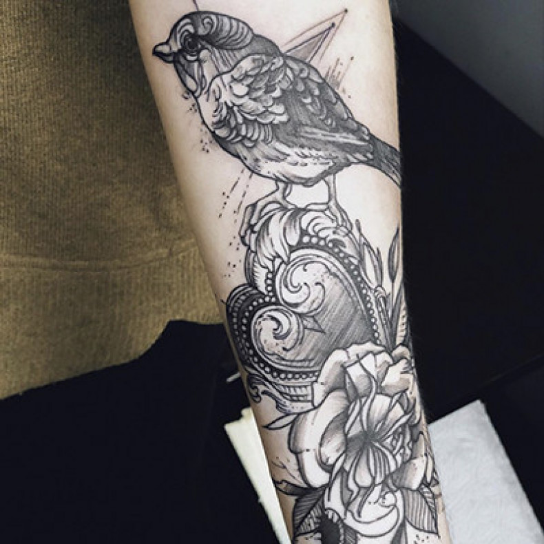 Для дівчат на руці троянда, фото -  ScreamSoul Tattoo