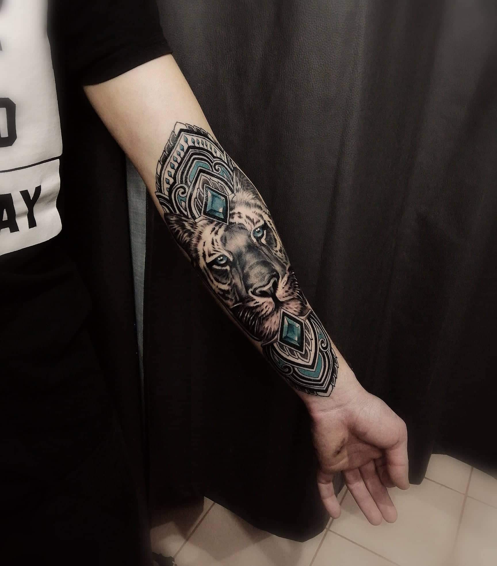 Для хлопців на передпліччі кольорові, фото - Тату салон HouseInk Tattoo Studio