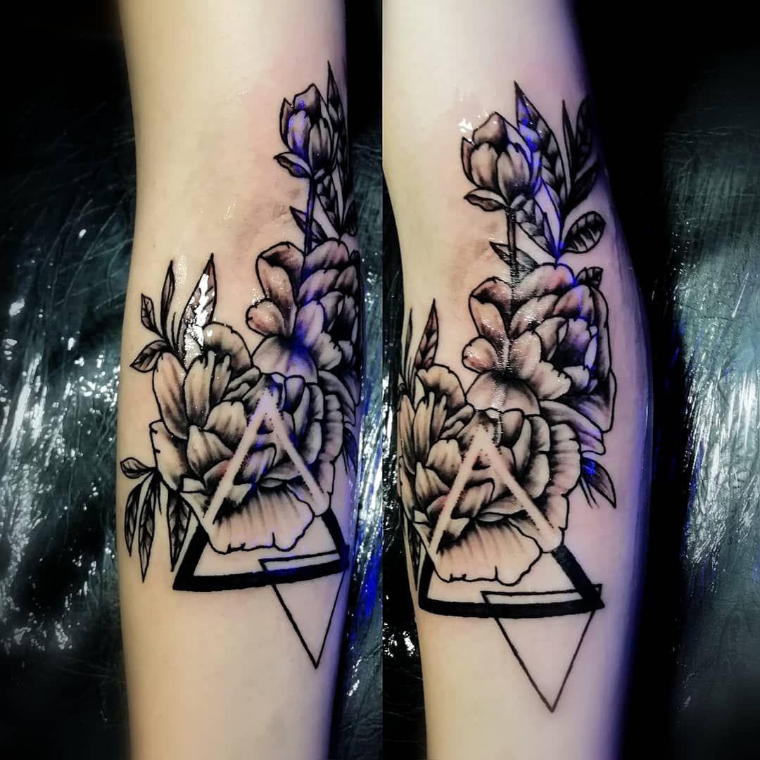 Женские на предплечье черно-белые, фото - Тату салон Pirate Tattoo