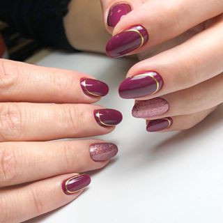 Манікюр мигдаль бордовий із золотом, фото -  Perfection Box