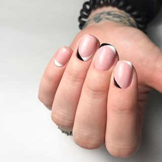 Маникюр на короткие ногти нюдовый геометрия, фото -  Perfection Box