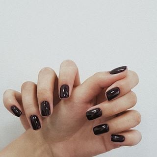 Манікюр на короткі нігті чорний однотонний (монохромний), фото -  Nailer