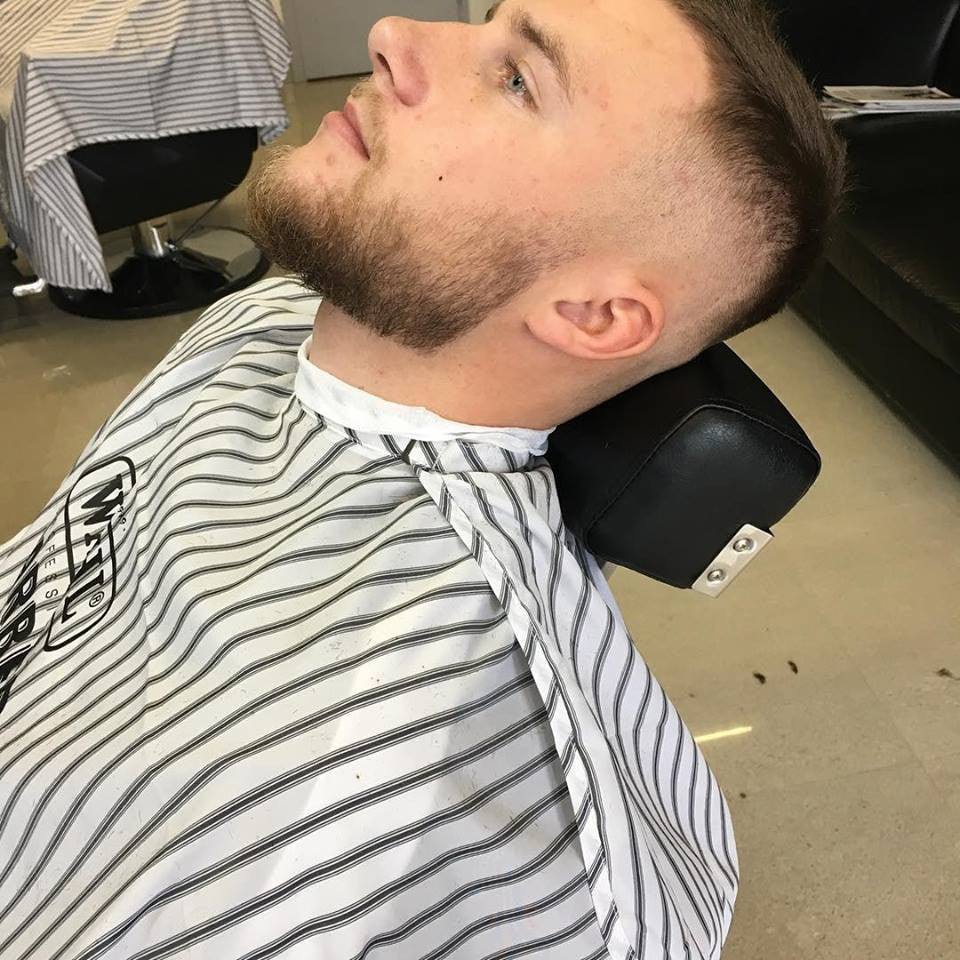 Мужская стрижка на короткие волосы фейд, фото -  BRO