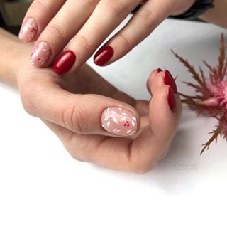 Красный маникюр с рисунком разноцветный, фото -  Creative