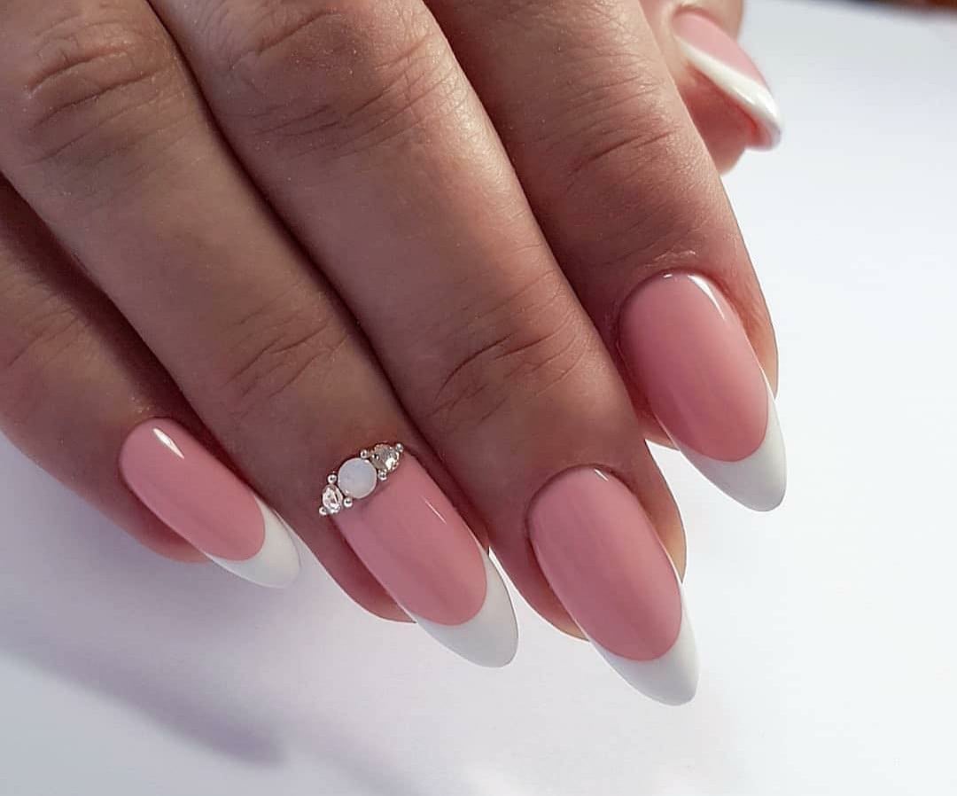 Ніжний манікюр французький зі стразами, фото - Нігтьова студія Ivanova Nail