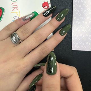 Маникюр с блестками на длинные ногти зеленый, фото -  Beautiful Line