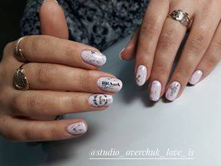 Ніжний манікюр нюдовий з малюнком, фото -  Love is Nails